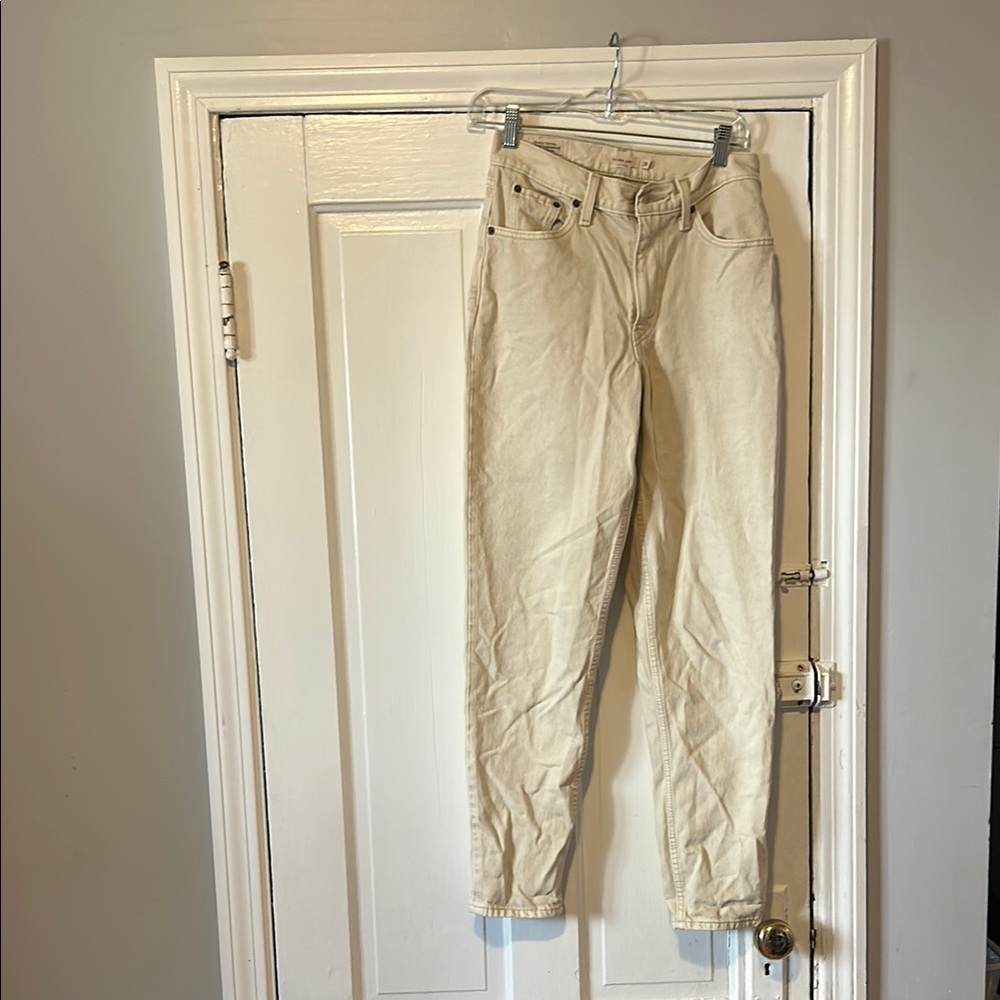 Cream Levi’s 80s Mom Jean